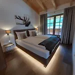 Hochalmbahnen 1-04, Alpenkrokus, Nahe Gondel, Hunde Willkommen * Rauris