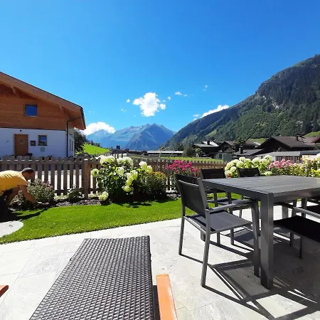 Hochalmbahnen 1-04, Alpenkrokus, Nahe Gondel, Hunde Willkommen Horská chata